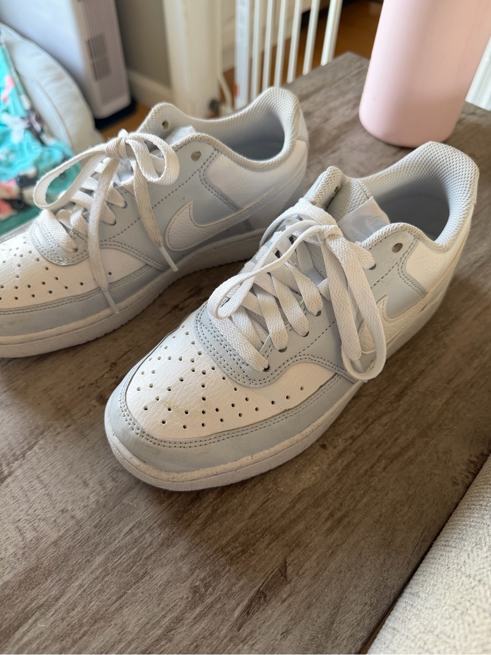VEUC worn 2x LIKE NEW Nike Kids Low-Top Sneakers in White and Light Blue